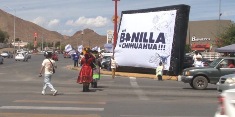 Brigadas promueven plataforma “Qué Bonilla es Chihuahua” en cruceros de la capital