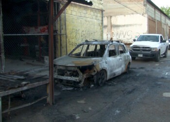 Incendio consume vehículo en calles cercanas a los “tiraderos”