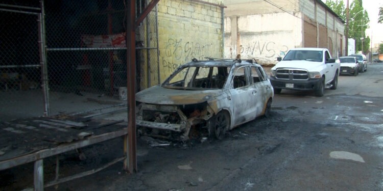 Incendio consume vehículo en calles cercanas a los “tiraderos”