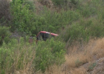 Camioneta cae a dren tras derrapar por lluvia en Meoqui