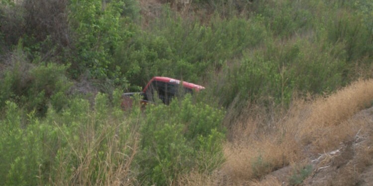 Camioneta cae a dren tras derrapar por lluvia en Meoqui