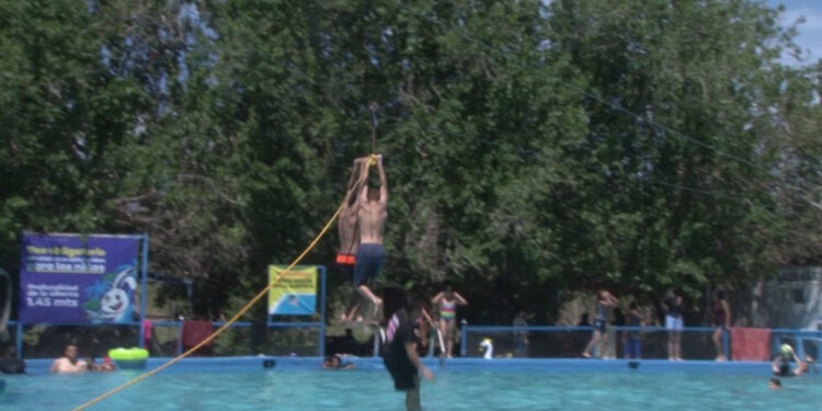 Cientos de familias disfrutan Semana Santa en balnearios de Rosales