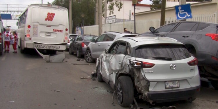 Camión de la ruta Riberas provoca carambola y atropella a una mujer en el Tecnológico