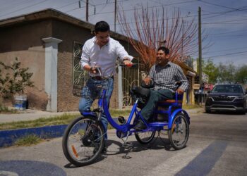 Recibe Fabián bicicleta por su cumpleaños