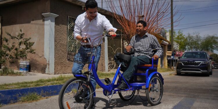 Recibe Fabián bicicleta por su cumpleaños