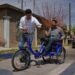 Recibe Fabián bicicleta por su cumpleaños