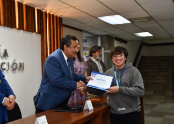 Reconocen a estudiantes olímpicos de informática