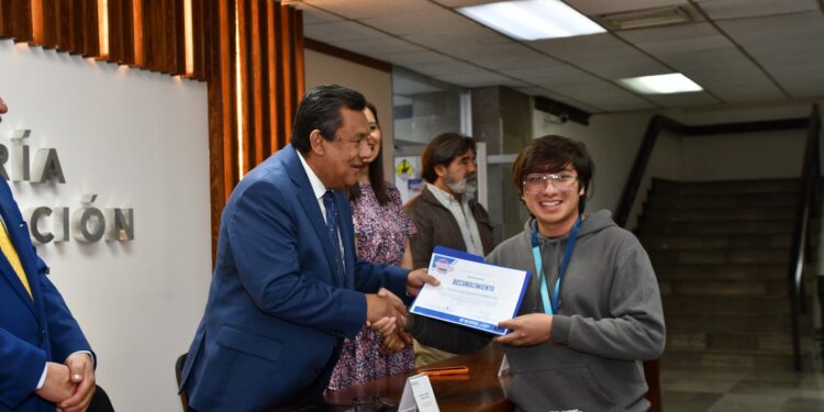 Reconocen a estudiantes olímpicos de informática