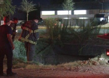 Rescatan a conductora que cayó a zanja de tres metros