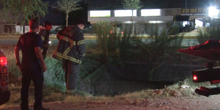 Rescatan a conductora que cayó a zanja de tres metros