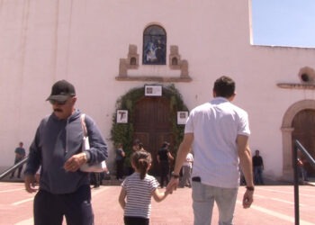 Fieles capitalinos realizan el recorrido de los siete templos