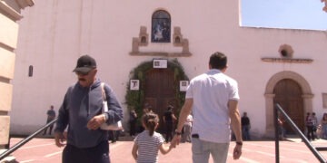 Fieles capitalinos realizan el recorrido de los siete templos