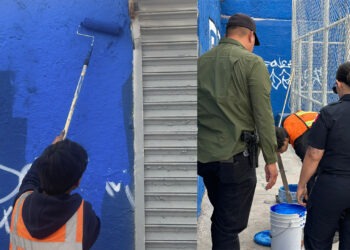 Jóvenes detectados haciendo grafitis en “La Burrita” hacen reparación de los daños