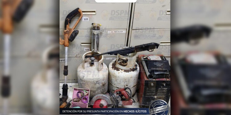 En seguimiento a robo en granja del Ejido Sacramento, municipales aseguran objetos en un domicilio