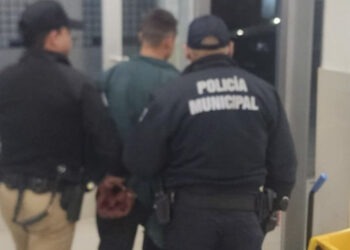 Sujeto drogado es detenido por meterse a los ductos de una agencia automotriz