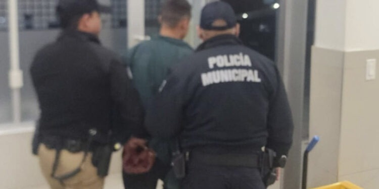 Sujeto drogado es detenido por meterse a los ductos de una agencia automotriz