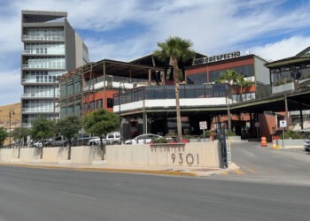 Incendio consume tráiler en depósito de vehículos en la colonia Los Nogales