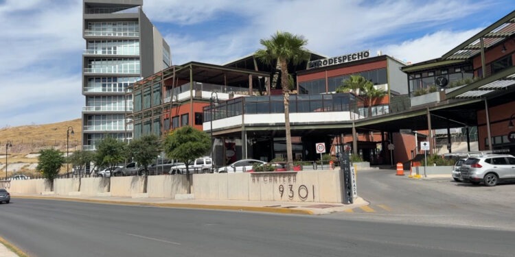 Incendio consume tráiler en depósito de vehículos en la colonia Los Nogales