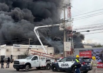 Voraz incendio consumió recicladora sobre el Juan Pablo II