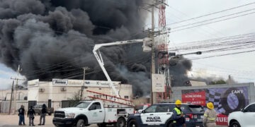 Voraz incendio consumió recicladora sobre el Juan Pablo II