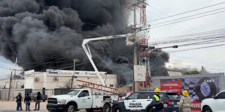 Voraz incendio consumió recicladora sobre el Juan Pablo II