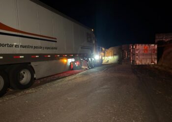 Vuelca caja de tráiler en la salida a Ciudad Juárez