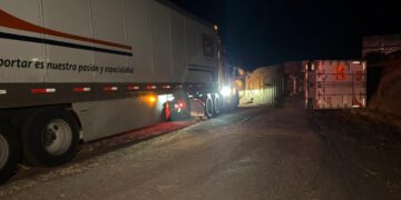 Vuelca caja de tráiler en la salida a Ciudad Juárez