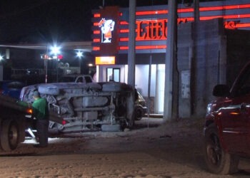Vuelca frente a pizzería en la carretera a Aldama