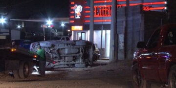 Vuelca frente a pizzería en la carretera a Aldama