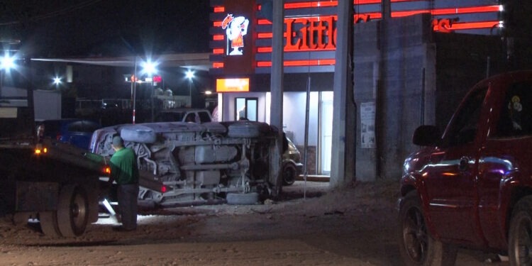 Vuelca frente a pizzería en la carretera a Aldama