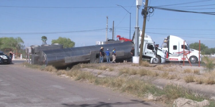 Vuelca pipa con 30 mil litros de leche en Meoqui