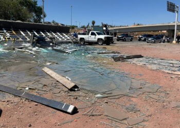 Vuelca tráiler con 30 toneladas de vidrio en el cruce de la Borunda y Sacramento
