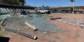 Vuelca tráiler con 30 toneladas de vidrio en el cruce de la Borunda y Sacramento