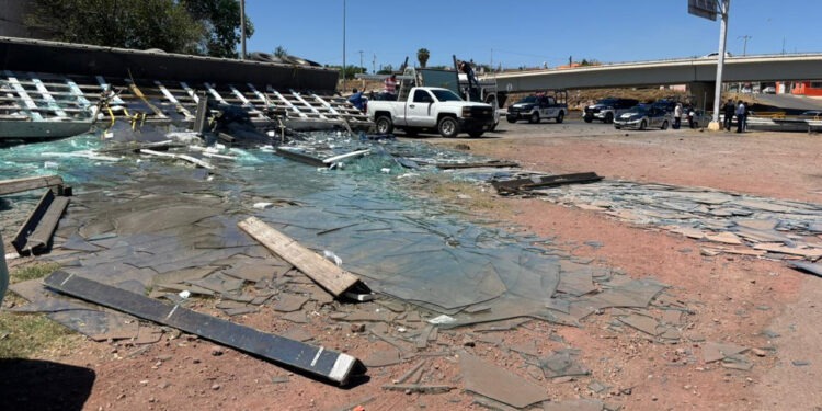 Vuelca tráiler con 30 toneladas de vidrio en el cruce de la Borunda y Sacramento