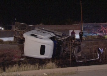 Vuelca tráiler dentro de arroyo en Punta Oriente