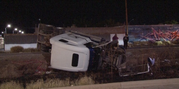 Vuelca tráiler dentro de arroyo en Punta Oriente