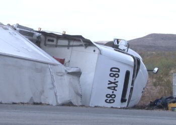 Vuelca tráiler y bloquea carretera de Chihuahua a Lázaro Cárdenas