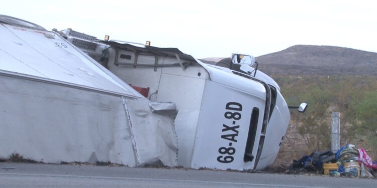 Vuelca tráiler y bloquea carretera de Chihuahua a Lázaro Cárdenas