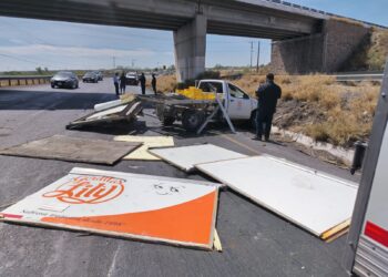 Camioneta de “Gorditas Lily” termina destrozada tras volcadura en la carretera 45