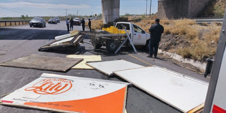 Camioneta de “Gorditas Lily” termina destrozada tras volcadura en la carretera 45