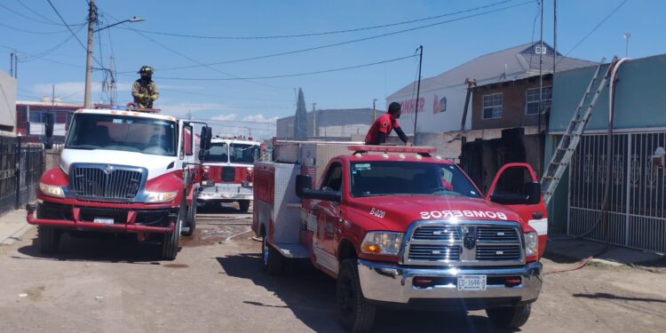 Explosión en vivienda moviliza al Cuerpo de Bomberos en Cuauhtémoc