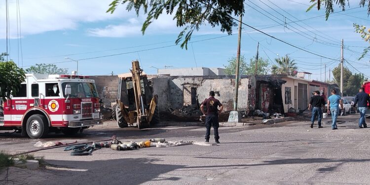 Colapsa vivienda en Delicias tras fuerte incendio; inmueble era habitado por acumuladores