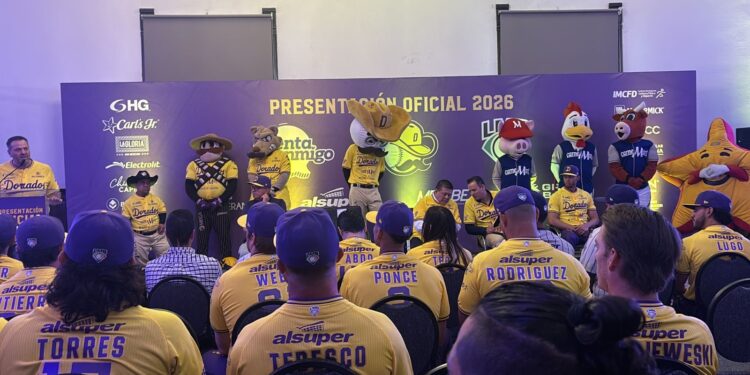 Dorados de Chihuahua lucen sus nuevos uniformes para la temporada 2026 de la LMB