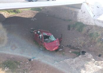Docente y su hijo resultan lesionados tras volcar y caer de un puente en Meoqui