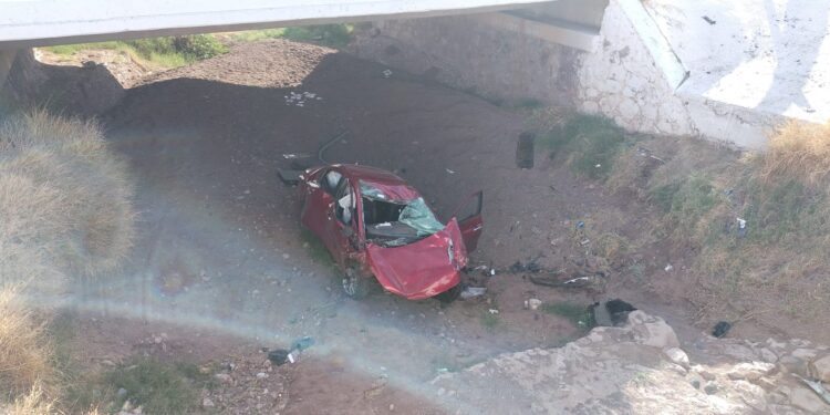 Docente y su hijo resultan lesionados tras volcar y caer de un puente en Meoqui