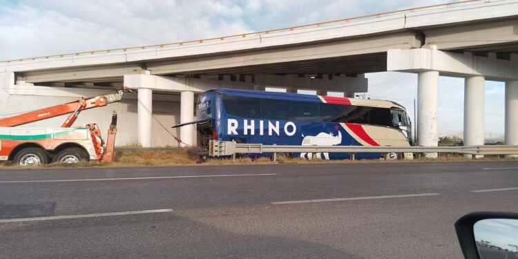 Autobuses Rhino emite postura tras fatal accidente; colabora con el IMSS y la FGE