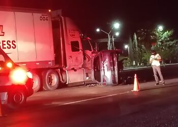 Vuelca mujer en la carretera Delicias-Saucillo tras chocar contra tráiler
