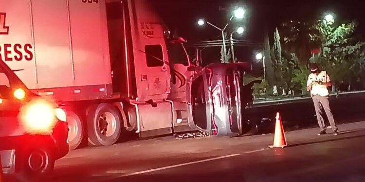 Vuelca mujer en la carretera Delicias-Saucillo tras chocar contra tráiler
