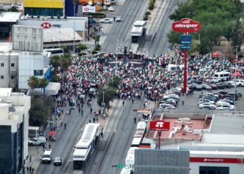 Realizan marcha en defensa de la soberanía nacional en Chihuahua capital