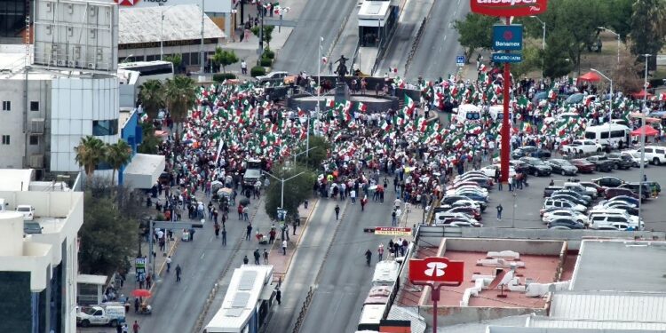 Realizan marcha en defensa de la soberanía nacional en Chihuahua capital